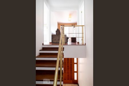 Casa de condomínio para alugar com 487m², 4 quartos e 4 vagas Casa de condomínio para alugar com 487m², 4 quartos e 4 vagasEscada Quarto 2