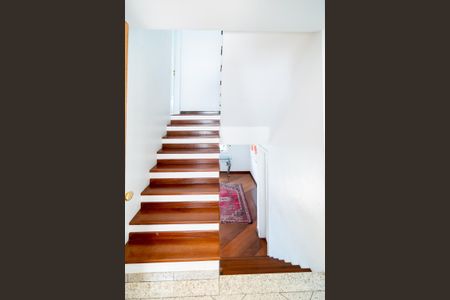 Casa de condomínio para alugar com 487m², 4 quartos e 4 vagas Casa de condomínio para alugar com 487m², 4 quartos e 4 vagasEscada Hall Entrada