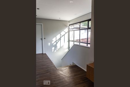 Apartamento para alugar com 80m², 2 quartos e 1 vaga Apartamento para alugar com 80m², 2 quartos e 1 vagaEscadaria