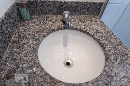 Apartamento à venda com 80m², 3 quartos e 2 vagasBanheiro social - Pia