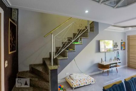 Sala de casa de condomínio para alugar com 4 quartos, 100m² em Vila Caraguatá, São Paulo