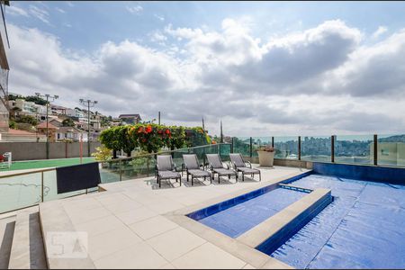 Apartamento para alugar com 220m², 4 quartos e 6 vagas Apartamento para alugar com 220m², 4 quartos e 6 vagasÁrea comum - Piscina