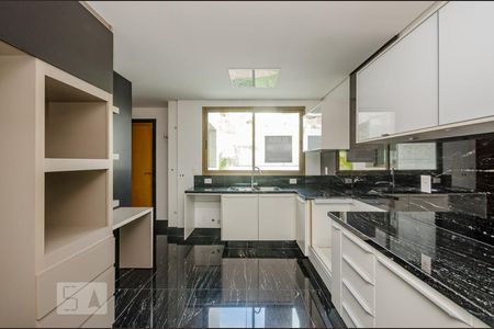 Apartamento para alugar com 220m², 4 quartos e 6 vagas Apartamento para alugar com 220m², 4 quartos e 6 vagasCozinha