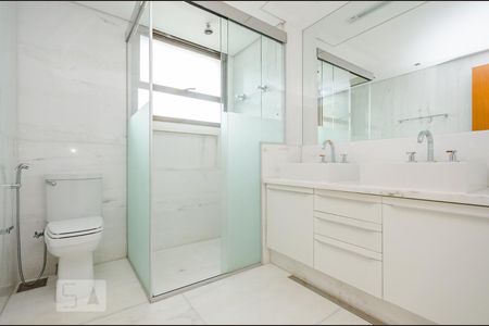 Apartamento para alugar com 220m², 4 quartos e 6 vagas Apartamento para alugar com 220m², 4 quartos e 6 vagasBanheiro da Suíte 1