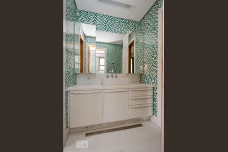 Apartamento para alugar com 220m², 4 quartos e 6 vagas Apartamento para alugar com 220m², 4 quartos e 6 vagasBanheiro Semi - suítes