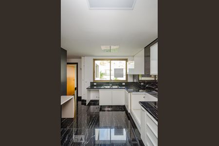 Apartamento para alugar com 220m², 4 quartos e 6 vagas Apartamento para alugar com 220m², 4 quartos e 6 vagasCozinha