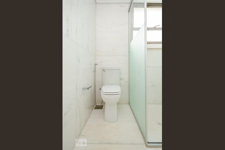 Apartamento para alugar com 220m², 4 quartos e 6 vagas Apartamento para alugar com 220m², 4 quartos e 6 vagasBanheiro da Suíte 1