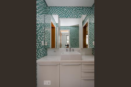 Apartamento para alugar com 220m², 4 quartos e 6 vagas Apartamento para alugar com 220m², 4 quartos e 6 vagasBanheiro Semi - suítes