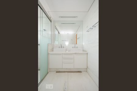 Apartamento para alugar com 220m², 4 quartos e 6 vagas Apartamento para alugar com 220m², 4 quartos e 6 vagasBanheiro da Suíte 1