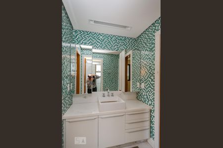 Apartamento para alugar com 220m², 4 quartos e 6 vagas Apartamento para alugar com 220m², 4 quartos e 6 vagasBanheiro Semi - suítes