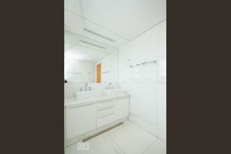 Apartamento para alugar com 220m², 4 quartos e 6 vagas Apartamento para alugar com 220m², 4 quartos e 6 vagasBanheiro da Suíte 1