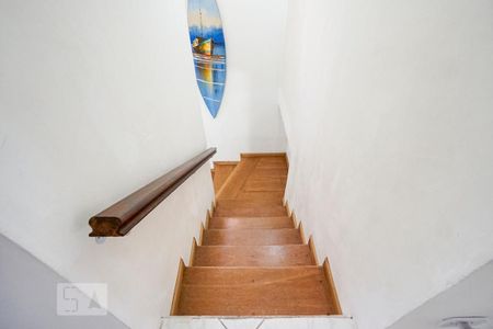 Casa à venda com 240m², 3 quartos e 2 vagasEscada