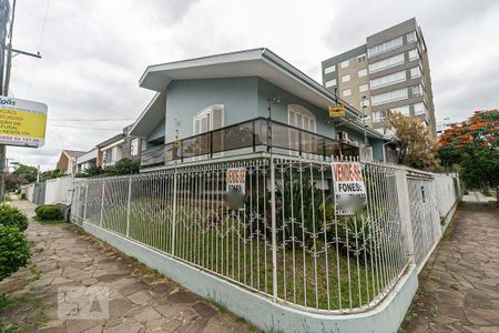 Casa à venda com 345m², 5 quartos e 6 vagas Casa à venda com 345m², 5 quartos e 6 vagasFachada