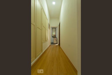 Casa à venda com 180m², 5 quartos e 2 vagasCORREDOR