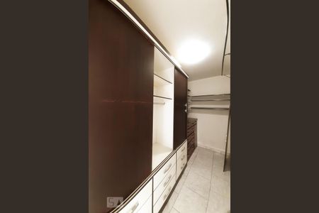 Apartamento à venda com 130m², 4 quartos e 2 vagasCloset do quarto