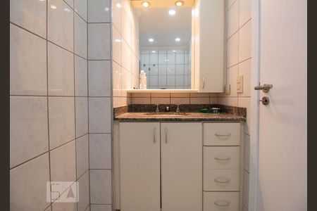 Apartamento à venda com 77m², 3 quartos e 2 vagasBanheiro do corredor 