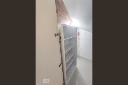 Casa de condomínio à venda com 154m², 3 quartos e 2 vagasArmário embaixo da escada