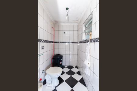 Casa à venda com 240m², 2 quartos e 4 vagasBanheiro do Salão de Festas e Churrasqueira