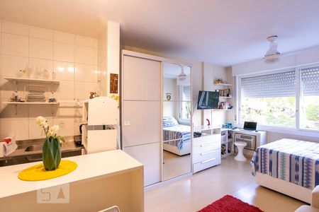 Sala/Quarto/Cozinha de kitnet/studio para alugar com 1 quarto, 29m² em Cidade Baixa, Porto Alegre