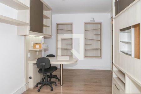 Apartamento à venda com 220m², 4 quartos e 4 vagasEscritório