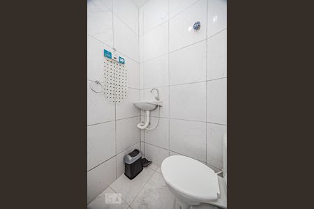 Banheiro Social de kitnet/studio para alugar com 1 quarto, 30m² em Centro, Niterói