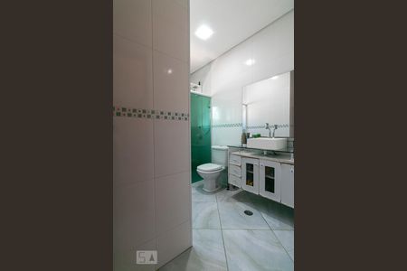 Casa à venda com 340m², 3 quartos e 8 vagasBanheiro da Suíte 2