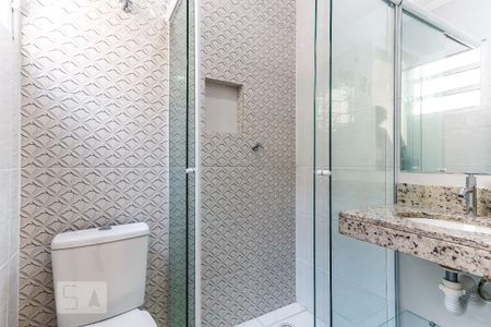 Banheiro da Suíte de casa de condomínio para alugar com 2 quartos, 58m² em Vila Constança, São Paulo