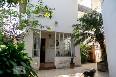 Casa à venda com 475m², 4 quartos e 5 vagas Casa à venda com 475m², 4 quartos e 5 vagasFachada