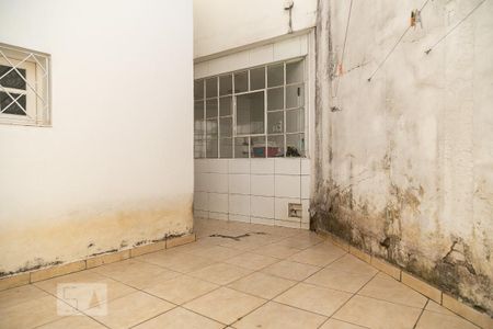 Casa à venda com 475m², 4 quartos e 5 vagas Casa à venda com 475m², 4 quartos e 5 vagasQuintal lateral - Acesso área de serviço