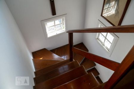 Casa à venda com 475m², 4 quartos e 5 vagas Casa à venda com 475m², 4 quartos e 5 vagasEscadaria acesso sótão