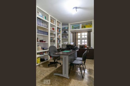 Casa à venda com 475m², 4 quartos e 5 vagas Casa à venda com 475m², 4 quartos e 5 vagasCasa anexa - Escritório