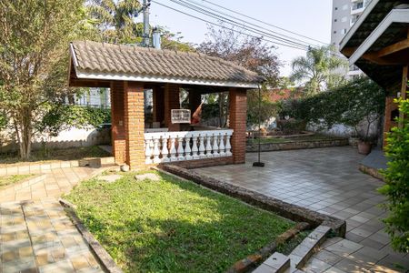 Casa à venda com 475m², 4 quartos e 5 vagas Casa à venda com 475m², 4 quartos e 5 vagasQuintal fundos