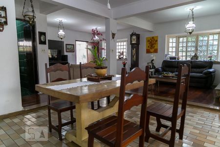 Casa à venda com 475m², 4 quartos e 5 vagas Casa à venda com 475m², 4 quartos e 5 vagasSala