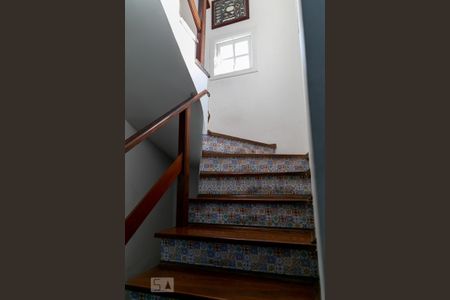 Casa à venda com 475m², 4 quartos e 5 vagas Casa à venda com 475m², 4 quartos e 5 vagasEscadaria acesso dormitórios