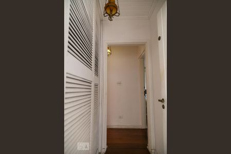 Casa à venda com 475m², 4 quartos e 5 vagas Casa à venda com 475m², 4 quartos e 5 vagasCorredor suítes