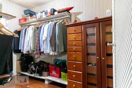 Casa à venda com 475m², 4 quartos e 5 vagas Casa à venda com 475m², 4 quartos e 5 vagasCloset suíte 1