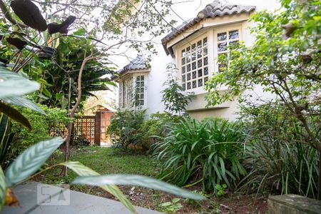 Casa à venda com 475m², 4 quartos e 5 vagas Casa à venda com 475m², 4 quartos e 5 vagasFachada