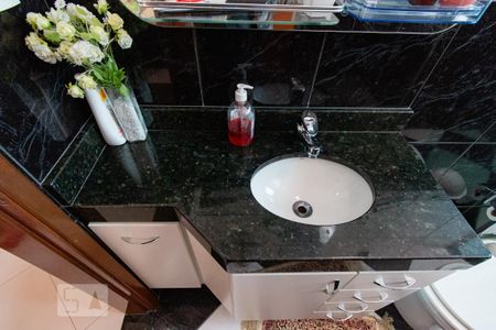 Casa à venda com 210m², 3 quartos e 2 vagas Casa à venda com 210m², 3 quartos e 2 vagasBanheiro suite