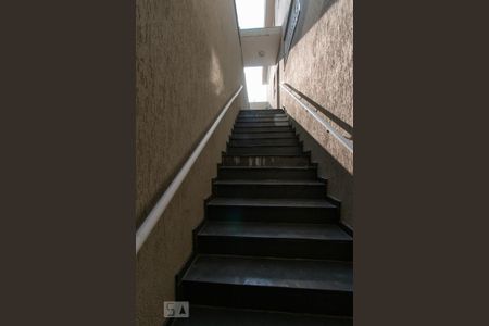 Casa à venda com 210m², 3 quartos e 2 vagas Casa à venda com 210m², 3 quartos e 2 vagasEscada