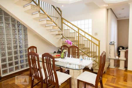 Casa à venda com 315m², 4 quartos e 5 vagasSala