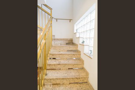 Casa à venda com 315m², 4 quartos e 5 vagasEscada