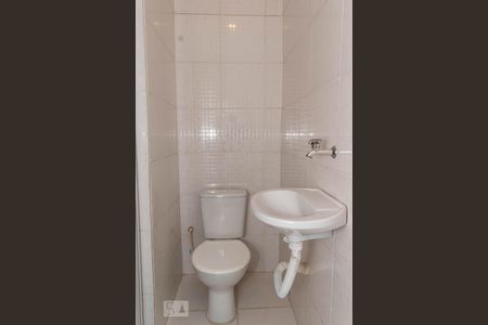 Banheiro de casa para alugar com 2 quartos, 55m² em São Judas, São Paulo