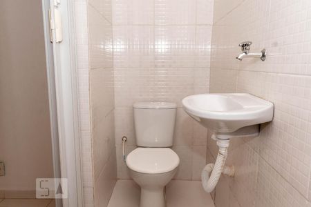 Banheiro de casa para alugar com 2 quartos, 55m² em São Judas, São Paulo