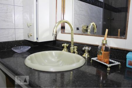 Casa à venda com 182m², 3 quartos e 2 vagasBanheiro