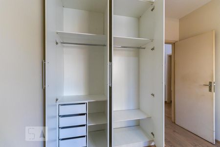 Apartamento à venda com 180m², 3 quartos e 3 vagas Apartamento à venda com 180m², 3 quartos e 3 vagasQuarto 2 - Armários