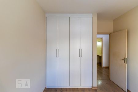 Apartamento à venda com 180m², 3 quartos e 3 vagas Apartamento à venda com 180m², 3 quartos e 3 vagasQuarto 2 - Armários