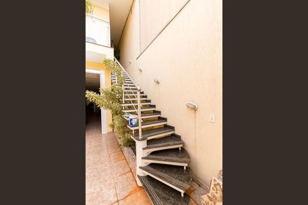 Casa à venda com 260m², 3 quartos e 4 vagasEscadas de acesso à casa