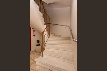 Escada de apartamento à venda com 3 quartos, 169m² em Menino Deus, Porto Alegre