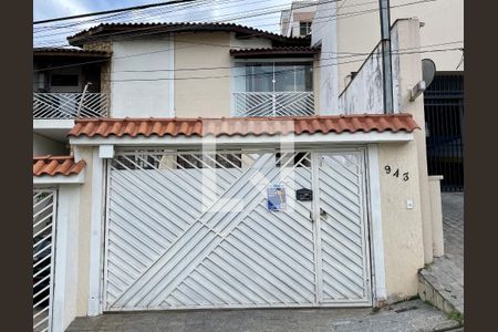 Casa para alugar com 132m², 3 quartos e 4 vagas Casa para alugar com 132m², 3 quartos e 4 vagasFachada