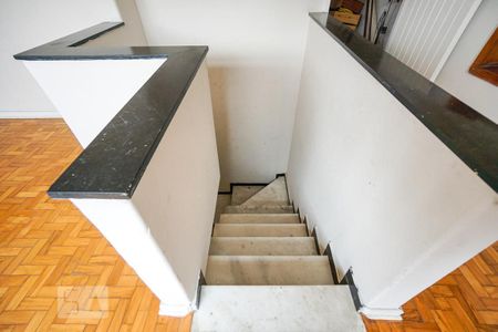 Casa à venda com 130m², 4 quartos e 2 vagasEscada de entrada